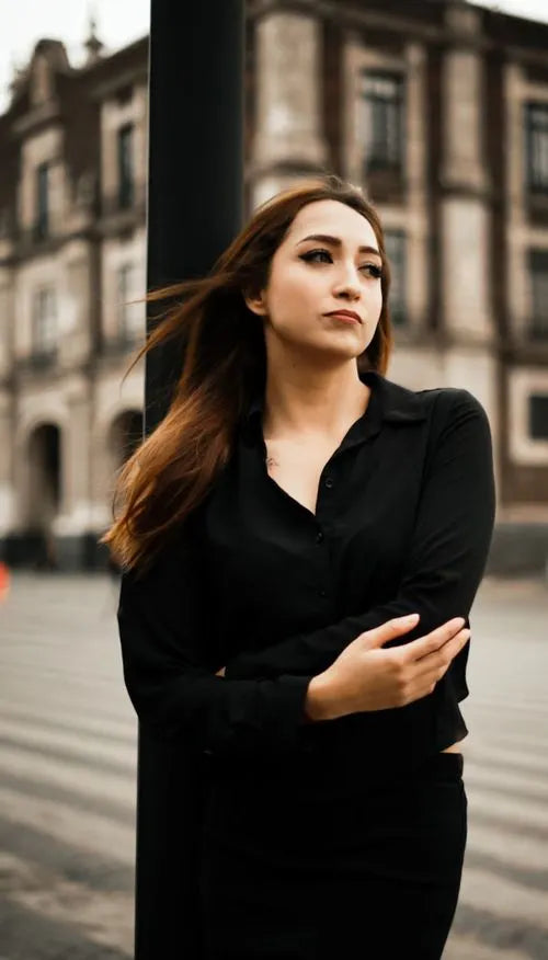files/free-photo-of-mujer-elegante-posando-frente-a-un-fondo-urbano.webp